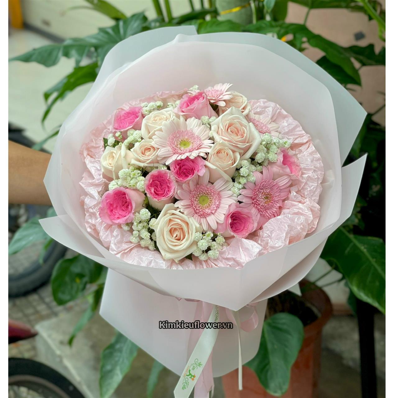 bó hoa được kết hợp cùng với giấy nhún, tạo điểm nhấn cho bó hoa với tone pastel dịu nhẹ